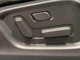 【パワーシート】電動でシートポジションの変更が可能です。手動式より細かくシート設定が可能ですのでより快適な姿勢でドライブを楽しんで頂けるでしょう。