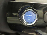 【プッシュスタート】エンジンスタートボタンです。キーが車内にあれば、エンジンの始動・停止はブレーキを踏んでスイッチを押すだけ!キーを取り出す手間を省きワンプッシュでエンジンを操作するので簡単ですね!
