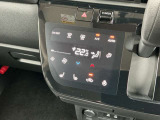 タブレット端末のようなタッチパネル式のオートエアコン採用。凹凸のない滑らかな表面で操作感を高めています。