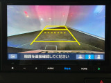 【リアワイドカメラ】3種類の表示で、後方確認をサポートします。『ノーマル画像』『広角180度画像』『真上からの見下ろし画像』をワンタッチで選べます。