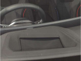 【ヘッドアップディスプレイ】現在の車速表示や目的地へのルート案内やメディア関連のリストを表示する事が可能です。視線移動を減らす事によりドライブに集中して頂けます。