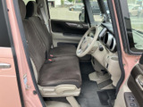 運転席は、操作性も良く、快適なドライビングをサポート。広々とした空間で、リラックスした運転をお楽しみいただけます。