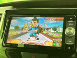 高音質で音楽を楽しめるオーディオシステム。迫力のあるサウンドで、車内をコンサートホールのように演出します。様々な音源に対応し、好みの音楽を堪能できます。
