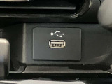 USB電源ソケットが前席中央にあり、便利に使えます☆
