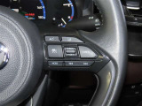 ステアリングスイッチ付きで、運転中に視線を前に向けたまま操作できます。