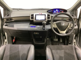 車内は光触媒抗菌消臭施工済です。インパネ周りはスタイリッシュなデザインです。グローブボックスやカップホルダーのほかにトレーなどたくさんの収納スペースが付いています。