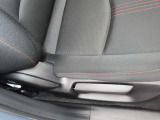 運転席のシートは経年変化が出やすい場所ですが、ご覧の通りシワがついておらず綺麗な状態です。