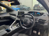 i-Cockpitのコンセプトを基に小径化したハンドルは女性でも楽に運転が可能です