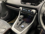 操作しやすいATシフトです♪シフトチェンジを気にしなくていいので運転だけに集中できますね!自然と手に届くところにある、手になじむ形状のシフトノブがいいですね♪