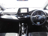 【運転席・インパネまわり】ハンドル・シート・フロアーなど隅々までプロによるクリーニング済み☆彡キレイな車内でドライブが一層快適にお楽しみいただけます!!