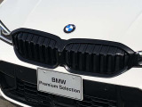 左右のキドニー・グリルの中心にはBMWのエンブレムが鎮座し、個性を放つデザイン性を兼ね備えました。