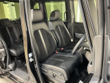 乗降がしやすい運転席。高さが調節できて小柄な方でも運転しやすいポジションをとることができます。