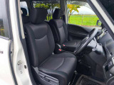 運転席のシートはホールド性に優れ疲れませんよ!