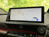 鮮明な地図表示で、運転に集中できます。渋滞情報もリアルタイムで確認でき、スムーズな移動をサポートします。安全運転に貢献します。