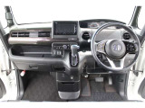 操作性に優れた運転席となります!小物入れや各ボタンの配置にこだわり、使いやすいです!座り心地もよく視認性も良好なのでロングドライブもお任せ下さい!