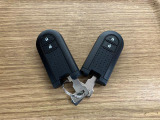 【スマートキー】 スマートキーを携帯していれば、ドアハンドルのボタンを押すだけでロックの解除ができます。