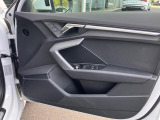 ドアを開けると上質で上品な室内空間が広がり細部までこだわったAudiデザイン性と、物づくりのこだわりを感じて頂けます。詳しくは0078-6002-900146中古車スタッフまで