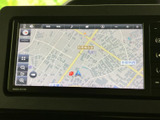 運転に集中できる見やすい画面です。目的地への道案内もスムーズ。初めての場所でも安心ですね。渋滞情報も確認できます。
