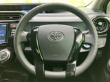 握りやすいステアリングは、運転操作を快適にします。スポーティなデザインで、ドライビングへのモチベーションを高めます。