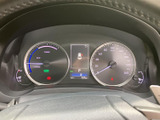 視認性の高いメーターで、運転に必要な情報をしっかり把握できます。スタイリッシュなデザインが印象的で、運転に集中できる落ち着いた空間です。