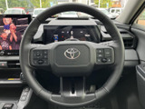 握りやすい形状のステアリング。操作性も高く、スムーズな運転をサポートします。ステアリング周りのスイッチ類も使いやすく設計されています。