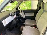運転席からの視界は広く、操作性も良好です。ステアリングやペダルの配置も最適化されており、快適な運転をサポートします。