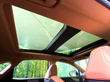 【大型サンルーフ】車内の解放感が一気に上がる大型のパノラマルーフ!季節を問わず開放的で快適なドライブをお楽しみいただけます。流通量も少なく希少価値の高い人気の装備です♪