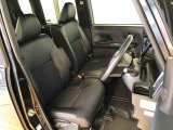 運転席の座面高さを調整できるシートリフターが付いています。フロントシートはベンチシートを採用で、座面も広く使い勝手もいいですよ♪