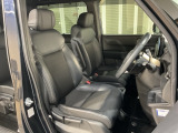 乗降がしやすい運転席。高さが調節できて小柄な方でも運転しやすいポジションをとることができます。