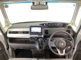 【前方視界】開放的な前方視界!運転がしやすく疲れにくいです♪窓が大きく、見通しがとっても良いおクルマですよ♪