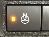 【ステアリングヒーター】冬場に冷たくなりやすい革巻きステアリングを、スイッチ一つで素早く適温に!エアコンよりも早く温まってくれるので、寒い日の運転も快適になりますね♪