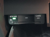 【ETC】有料道路を利用する際に料金所で停止することなく通過できる、ETC車載器(ノンストップ自動料金収受システム機器)が装備されています。セットアップを行うことで利用可能になります。