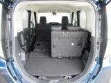 幅広いバックドア開口部と低い荷室フロア高で、重い荷物もラクに積み降ろしができます♪
