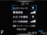 レーンディパーチャーアラートとは車線、又は走路からの逸脱の可能性を警告すると共に、車線、又は走路からの逸脱を避けるためのハンドル操作の一部を支援する機能です。詳細は販売店スタッフまでお尋ね下さい。