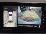 車を上から見下ろした視点で駐車をサポートするパノラマビューを搭載。運転席から確認しにくい車両周囲の状況を確認できます。
