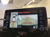 【パノラミックビューモニター】映像で、見づらい車両周辺の確認をアシスト。クルマを真上から見ているような映像を表示。 運転席から確認しにくい車両周囲の状況を把握。
