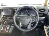 運転席まわりです。 各操作スイッチは使いやすい位置に配置されてます。