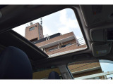 フォレスターではおなじみの大型サンルーフを装備。運転席はもちろん、後席まで開放的になれる大型タイプです。各季節に合わせてオープンにする、内張りだけオープンにする、クローズにする、お好みで是非!