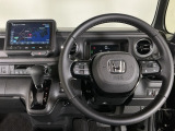 【ハンドル】運転にかかわる様々な操作を安全に行えるように視点移動が少なく操作性に配慮されたスイッチ類が凝縮されたコックピットです。