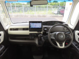 【インパネ周り】広々とした視界性の良い運転席です。ゆったりとした快適な乗り心地で運転できます。インテリアカラーは柔らかな色合いのブラウン&times;アイボリー。心地よい時間が流れるモダンな空間に仕立てました。