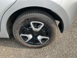 MAZDA2のフルホイールキャップはスチールホイールに装着しながらも2トーンのカラーコーディネートや立体感のある造形により、アルミホイール並みに高い質感とスタイリッシュな足元を演出するデザインが特徴です。