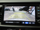 バックカメラの画像です。ガイドラインがスムースな車庫入れをサポートいたします。車庫入れの安心感がアップしますね。
