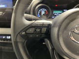 ステアリングスイッチ付きで、運転中に視線を前に向けたまま操作できます。