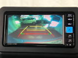 【バックカメラ】 駐車時に車両後方の様子を見ることができるので、運転の不安を軽くします。