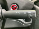 操作しやすいウインカーレバーで、安全な車線変更をサポートします。直感的な操作感で、運転に集中できます。