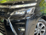 【LEDヘッドライト】悪天候や夜間走行時も良好な視界を確保し安心して運転できる高輝度LEDヘッドライトを装備!点灯速度が早く、消費電力も抑えられています。
