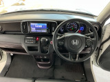 【前方視界】開放的な前方視界!運転がしやすく疲れにくいです♪窓が大きく、見通しがとっても良いおクルマですよ♪