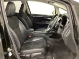 広い足元にゆったり座れるシートには肘掛けも装備しており長距離の運転でも疲れにくくなってます。女性でも運転がしやすいように、シートの高さ調整機能(シートリフター)がついています。
