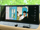 停車中にテレビや動画を楽しめるから、待ち時間も快適に過ごせます。後部座席の方も飽きることなく移動できますね。