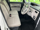 広々とした室内空間は、ドライバーにも快適なドライブを提供します。運転しやすいシートポジションで、長距離運転も疲れにくいでしょう。